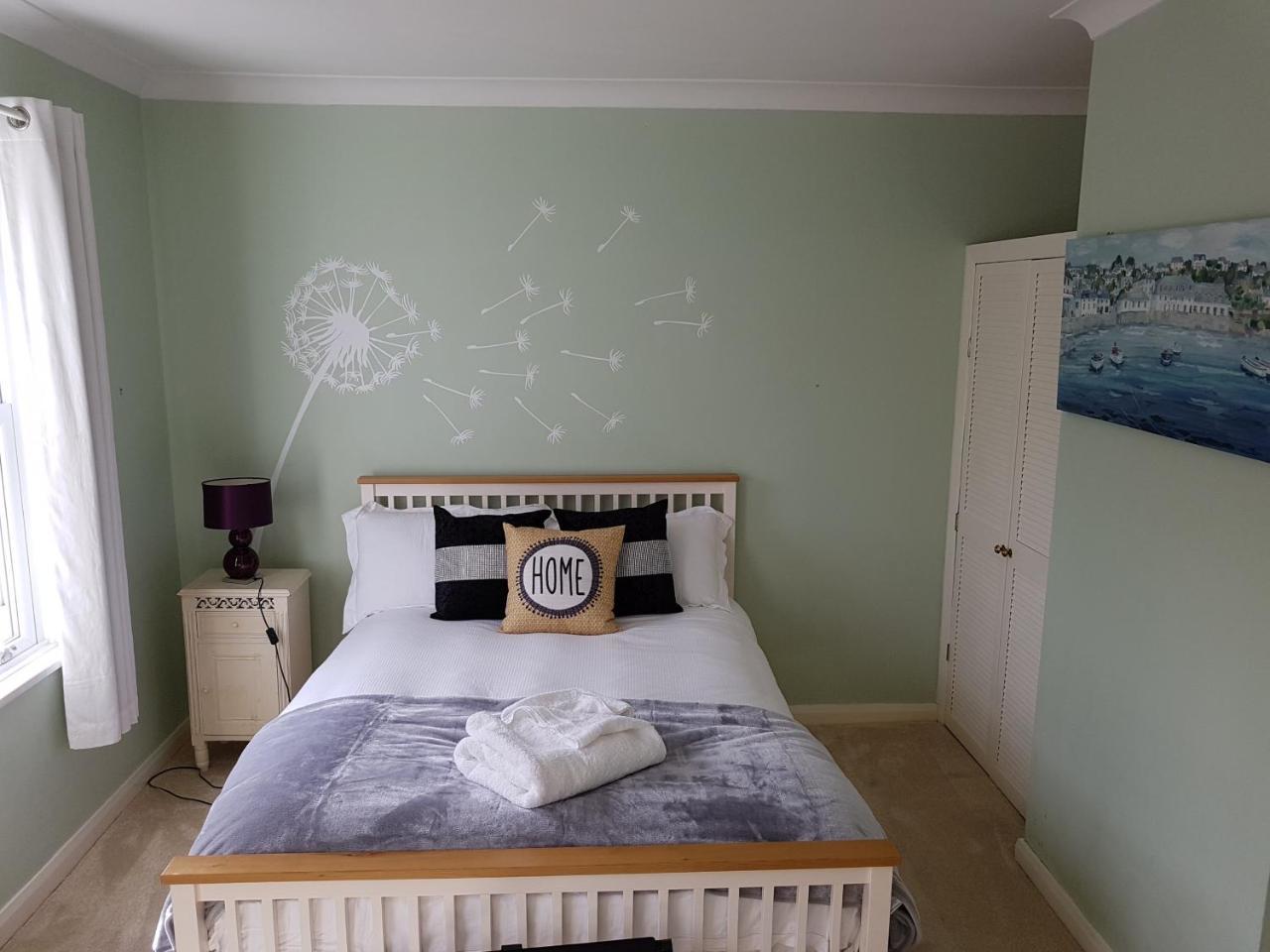 Appartamento Slough Centre Townhouse With Driveway Parking For Up To Two Cars Esterno foto