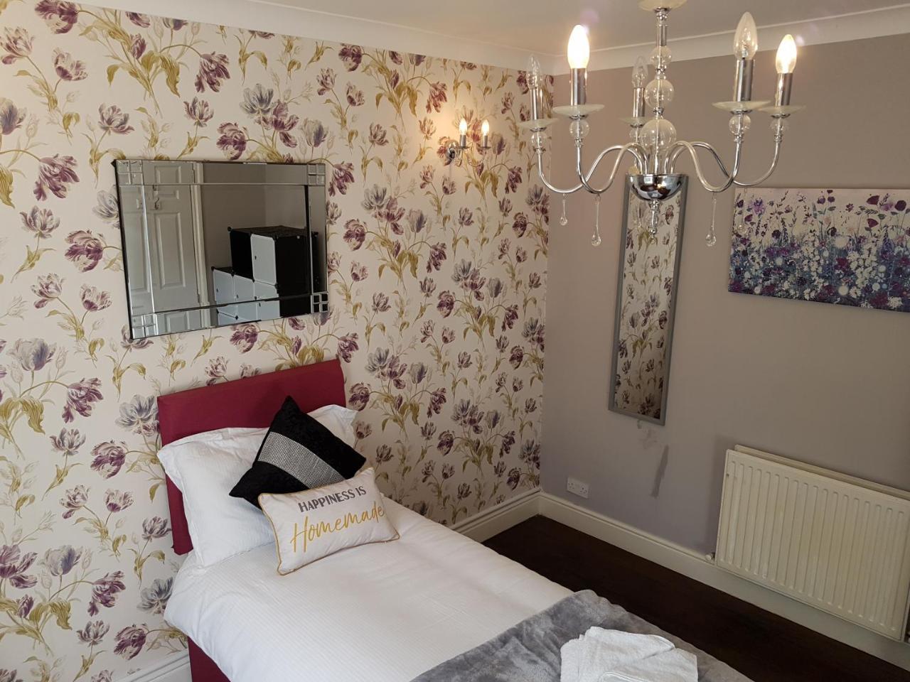 Appartamento Slough Centre Townhouse With Driveway Parking For Up To Two Cars Esterno foto