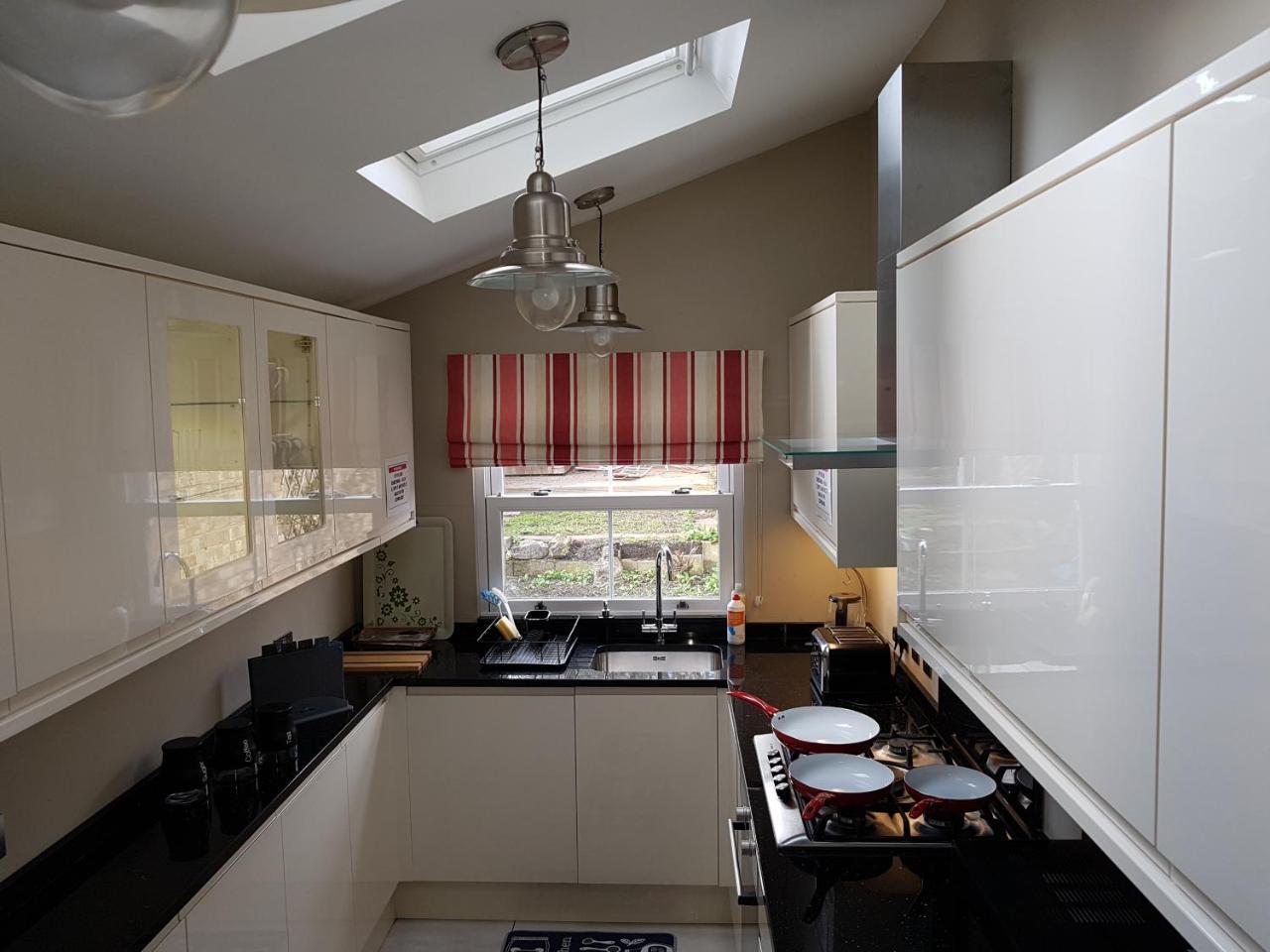 Appartamento Slough Centre Townhouse With Driveway Parking For Up To Two Cars Esterno foto