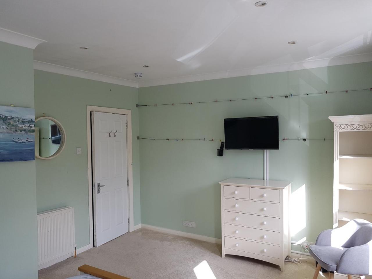 Appartamento Slough Centre Townhouse With Driveway Parking For Up To Two Cars Esterno foto