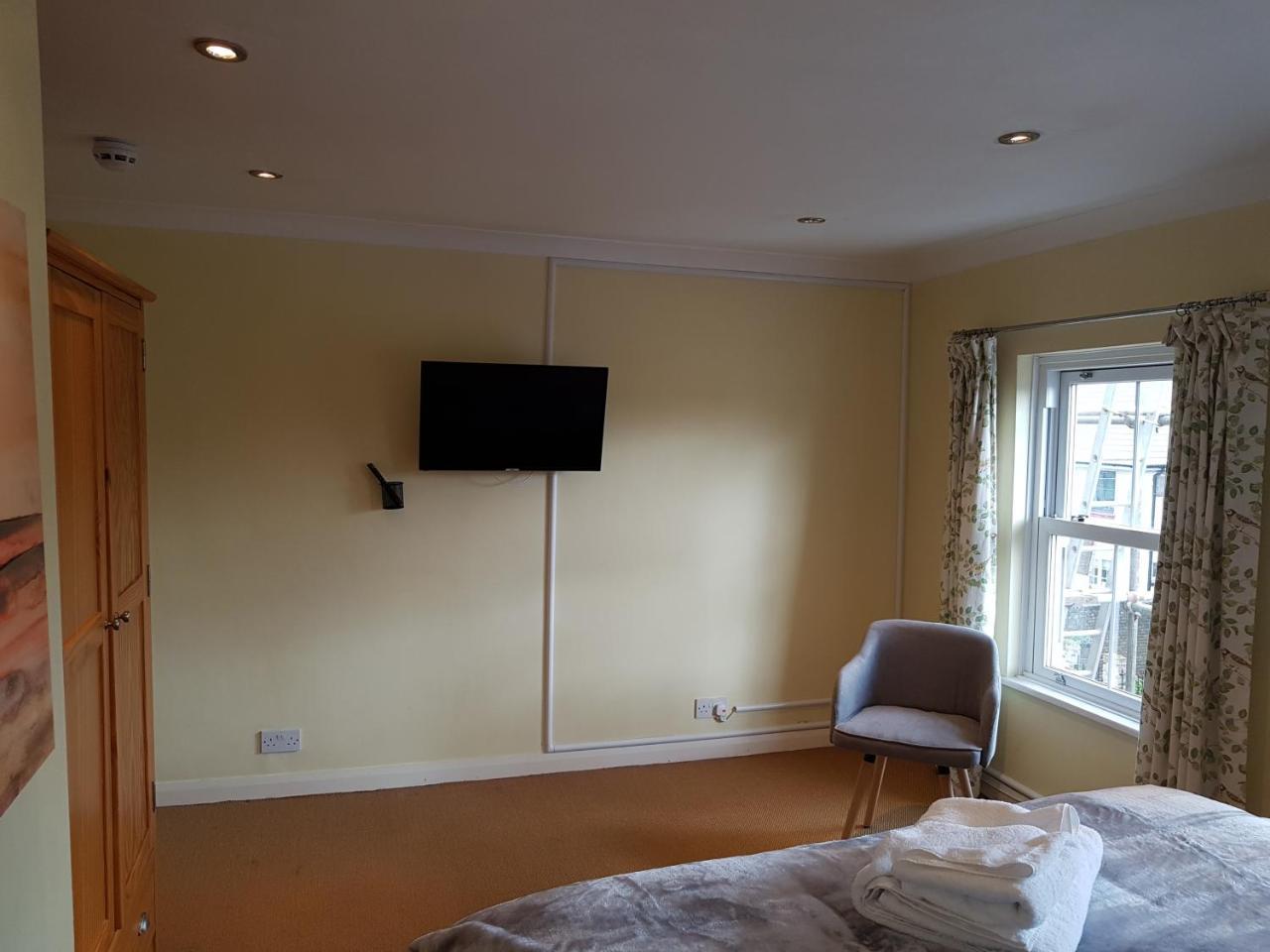 Appartamento Slough Centre Townhouse With Driveway Parking For Up To Two Cars Esterno foto