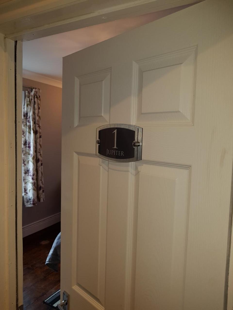 Appartamento Slough Centre Townhouse With Driveway Parking For Up To Two Cars Esterno foto