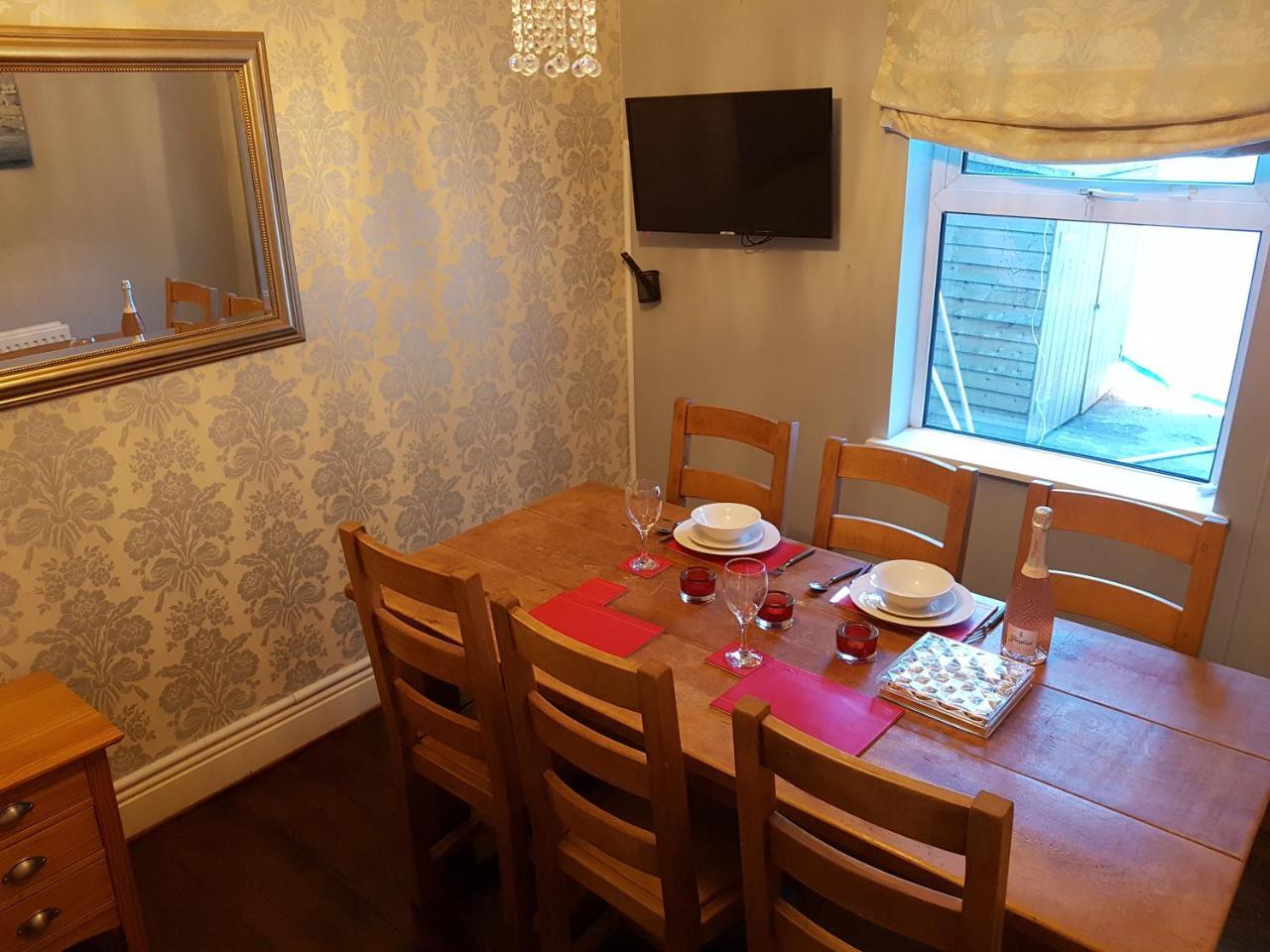 Appartamento Slough Centre Townhouse With Driveway Parking For Up To Two Cars Esterno foto